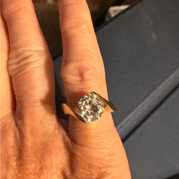 Goldtone 2 ct Cubic Zirconia ring - size 6 - Picture 2 of 7